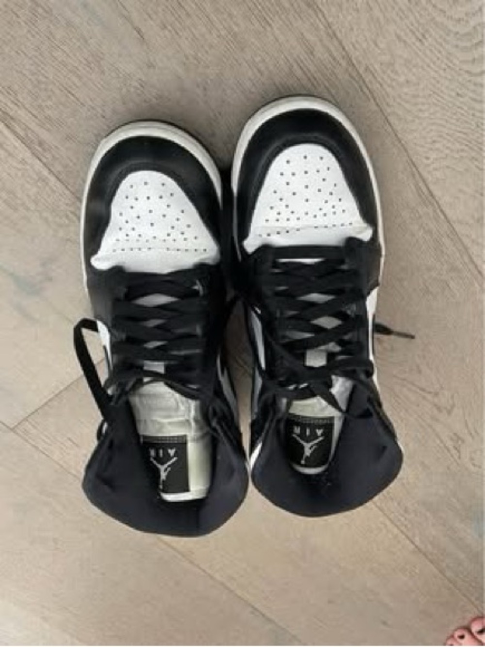 Nike Air Jordan 1 Mids
Size 7 - Picture 2 of 4